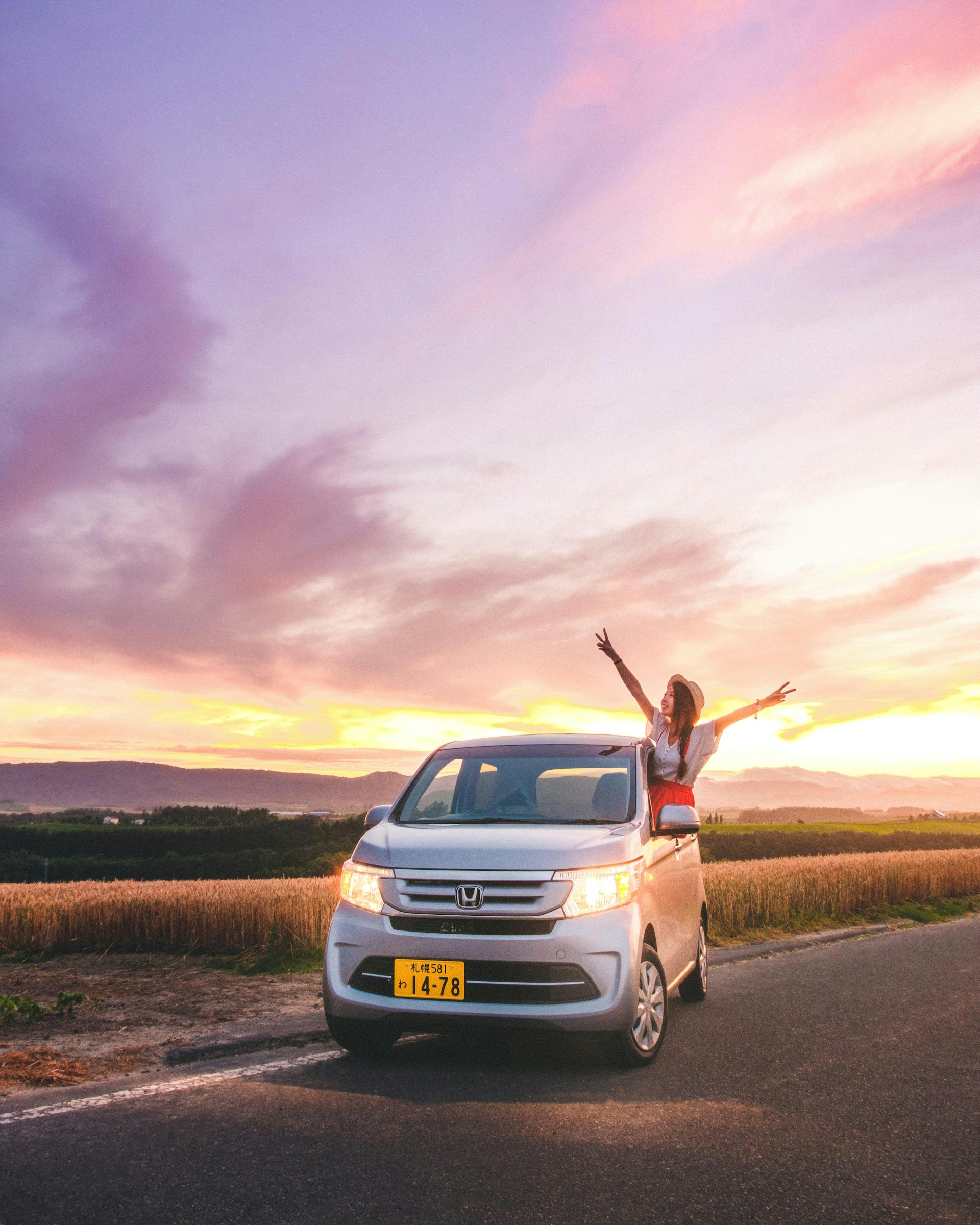 Conduire au Japon avec un permis étranger : le guide complet 2026 🗾 5 Voiture sur la route du Patchwork à Biei Hokkaido Japon — road trip en voiture champs colorés