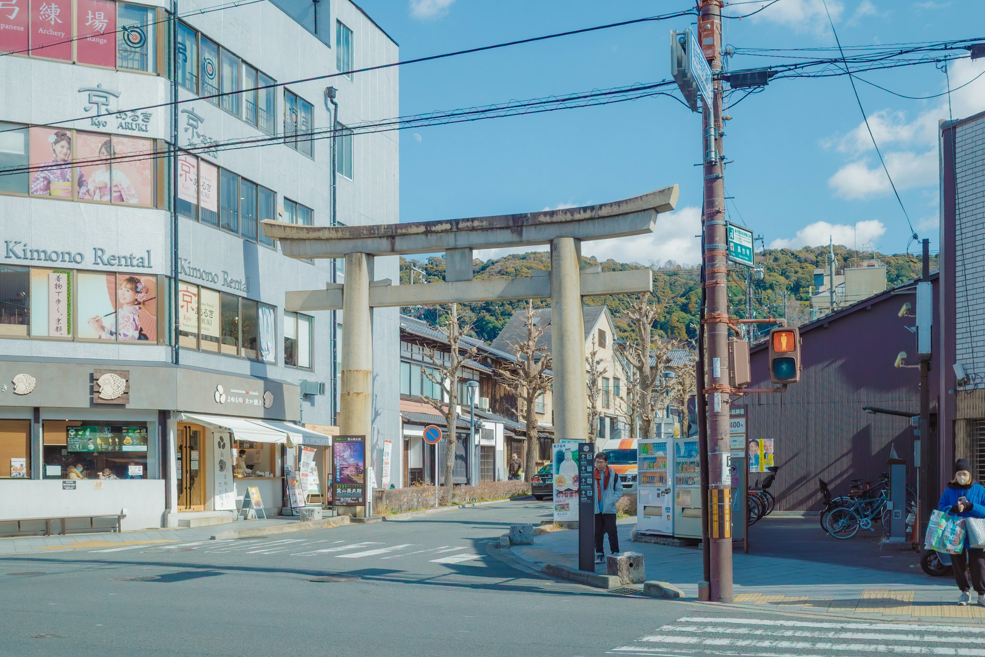 Conduire au Japon avec un permis étranger : le guide complet 2026 🗾 3 Rue de Kyoto avec torii rouge et bâtiments traditionnels japonais — conduire en ville au Japon