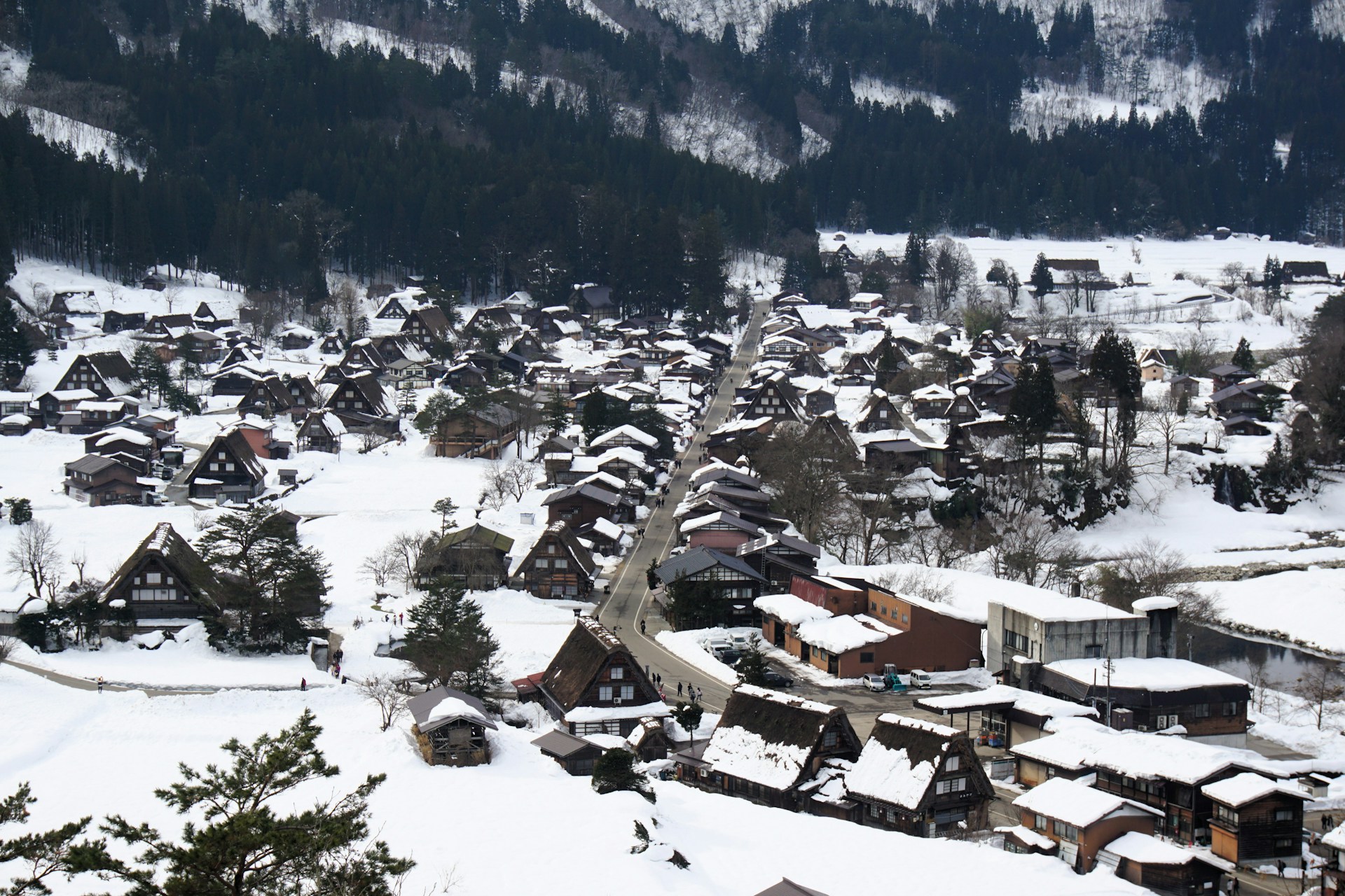Conduire au Japon avec un permis étranger : le guide complet 2026 🗾 4 Village enneigé de Shirakawa-go avec route et voiture — road trip Alpes japonaises conduire au Japon