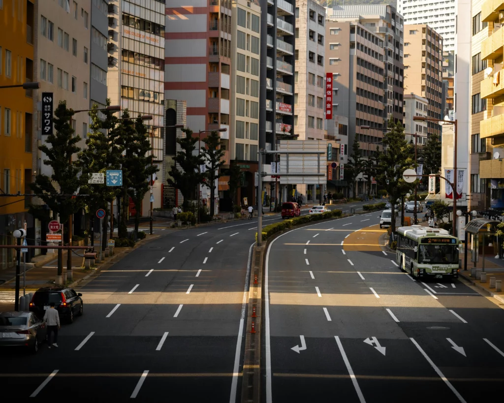 Permis international ou traduction du permis : que faut-il pour conduire au Japon ? 🚗🗾 17 Route au Japon en ville — road trip en voiture de location